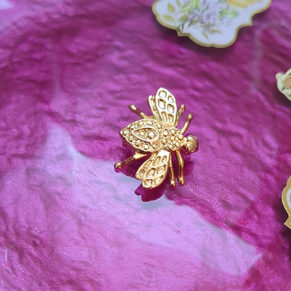 Jewelry - Gold Bee Brooch